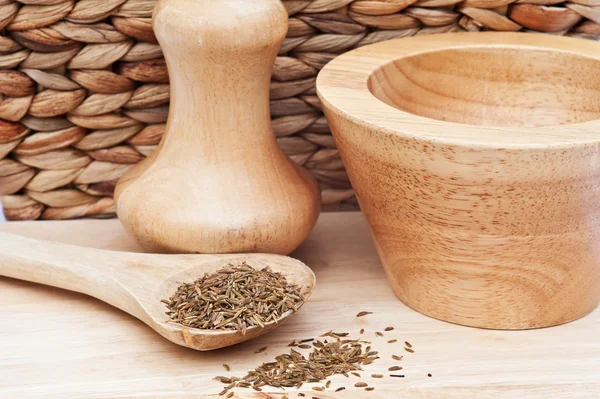 Semena kmínu v rustikální kuchyni scéně s dřevěným nádobím — Stock fotografie