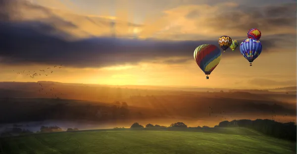 사우스 다운스 풍경을 뜨거운 공기 풍선의 멋진 일출 스톡 이미지