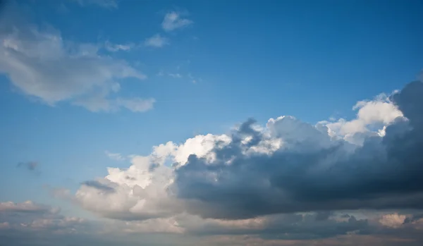 Formações deslumbrantes de nuvens céu azul — Fotografia de Stock