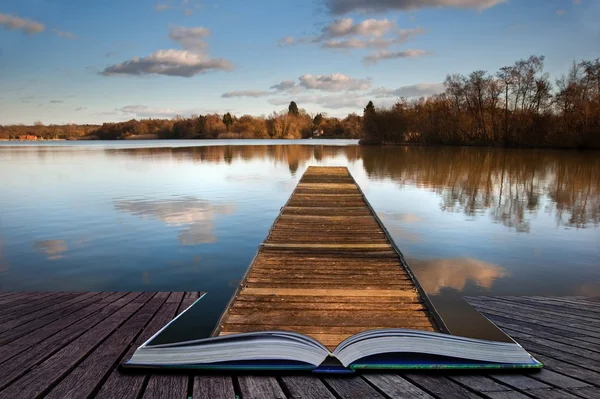 Lake coing sihirli kitap sayfalarını dışarı iskelede Balık tutma — Stok fotoğraf