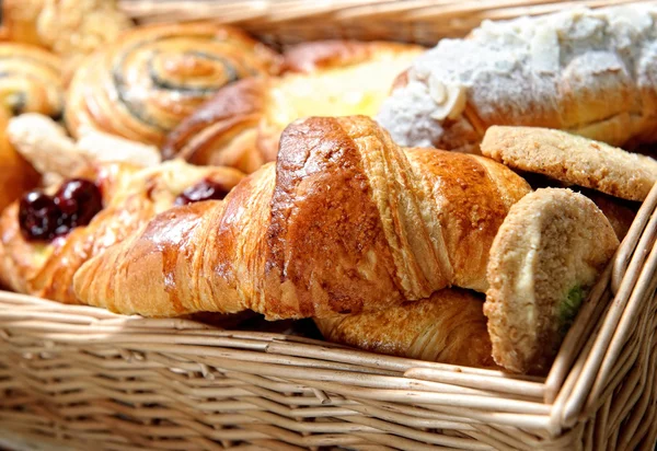 Na cesta de doces, muffins, croissants, pastelaria — Fotografia de Stock