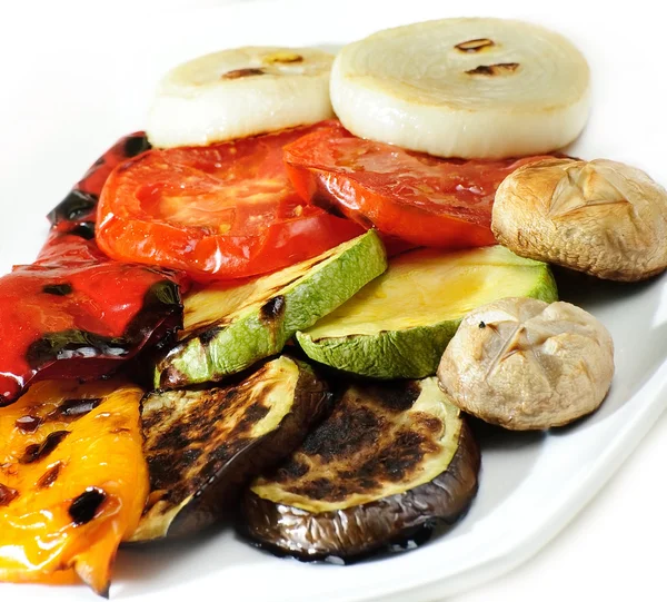 Grillowane warzywa, smażone bakłażany z świeżych pomidorów na białym tle — Zdjęcie stockowe