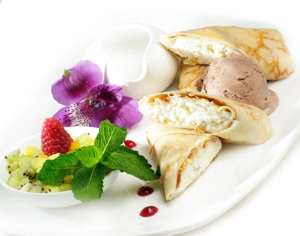 Pancakes with cottage cheese,kiwi fruit — Stock Photo, Image
