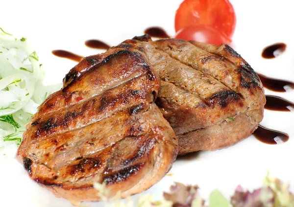 Carne grelhada isolada a branco — Fotografia de Stock