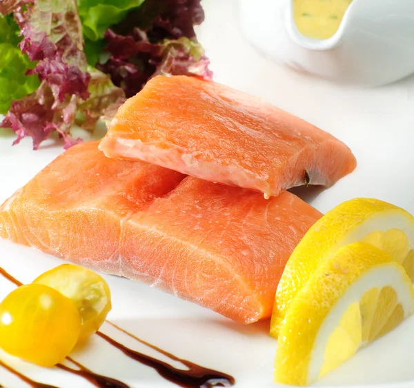Salmón con limón, pescado rojo — Foto de Stock