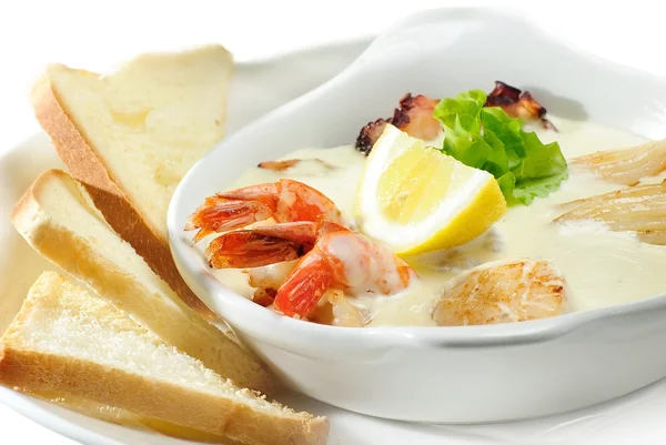 Krémová polévka s krevety, mušle a houby, izolované na bílém — Stock fotografie