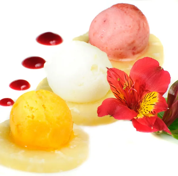 Three balls of vanilla ice cream with pineapple — Stock Photo, Image