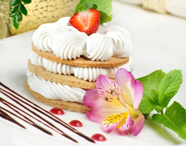 Торт со свежей ягодой — стоковое фото