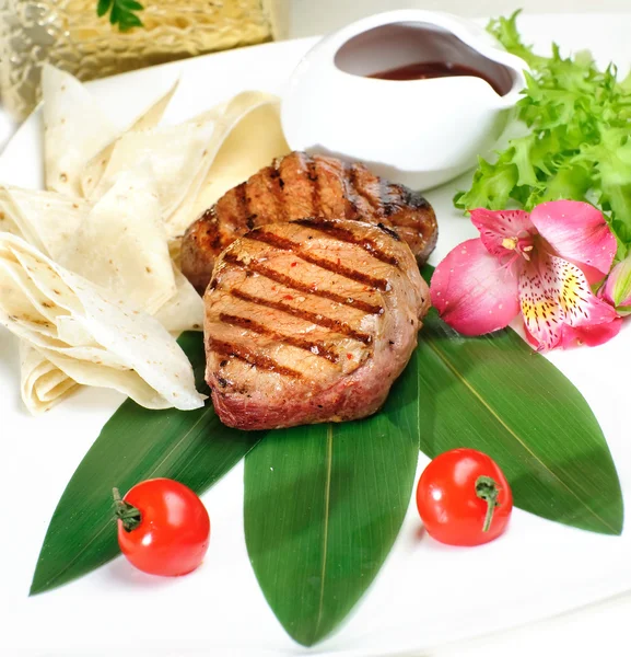 Grilované maso s lavash — Stock fotografie