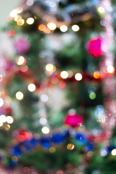 Blured υπόβαθρο ενός χριστουγεννιάτικου δέντρου με πολύχρωμα φώτα — Φωτογραφία Αρχείου