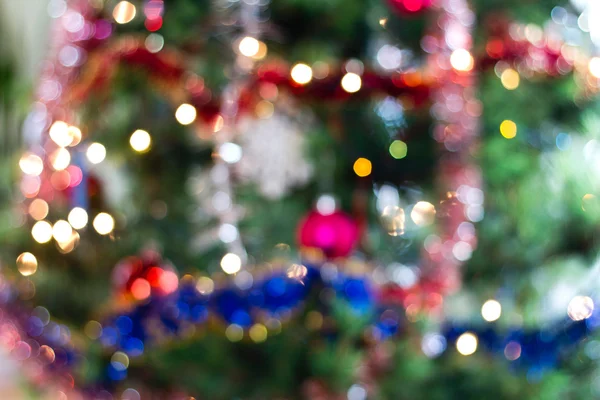 Blured υπόβαθρο ενός χριστουγεννιάτικου δέντρου με πολύχρωμα φώτα — Φωτογραφία Αρχείου