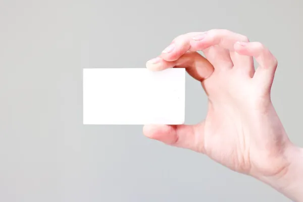 Braço segurando cartão de visita com lugar vazio para informações e logotipo — Fotografia de Stock