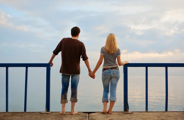 Mann und Frau an der Küste — Stockfoto