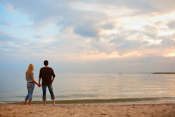 Couple in love on the coast — Stock Photo, Image