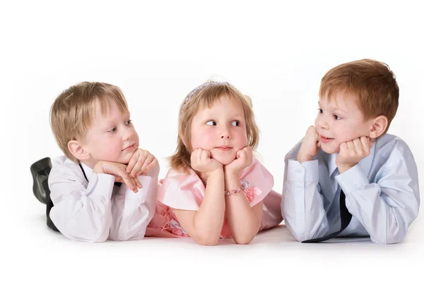 Трое детей на белом фоне — стоковое фото