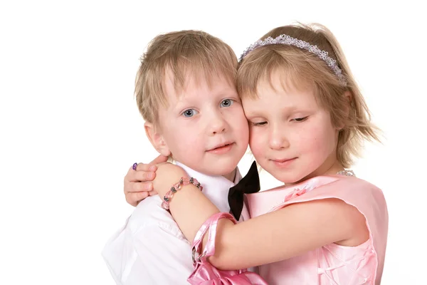 Het kleine meisje knuffelen een vriend — Stockfoto