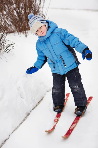 Kleiner Junge auf Skiern. Wintertag — Stockfoto