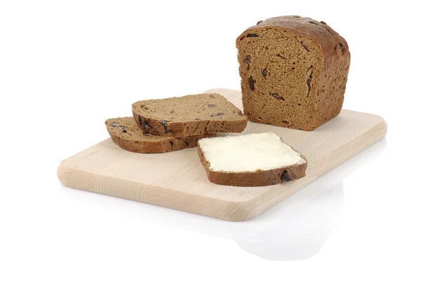Skivad rågbröd med smörgås på en skärbräda som isolerad på w — Stockfoto