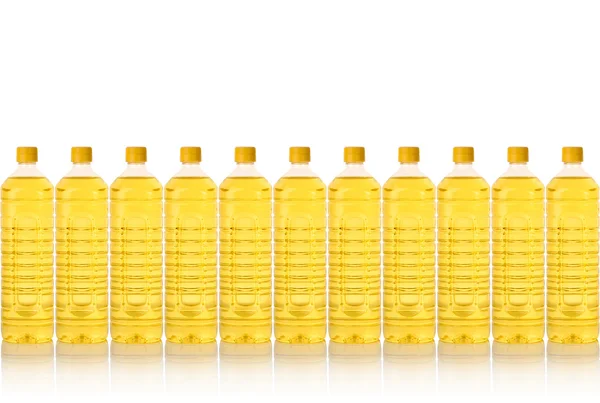 Frasco de aceite de cocina en una fila aislado en blanco — Foto de Stock