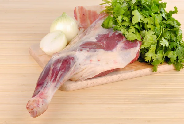 Rohes Lammfleisch mit Zwiebeln und Gewürzen — Stockfoto