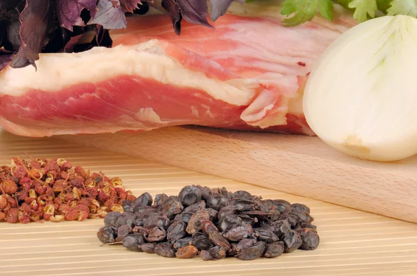양파와 향신료 원시 어린 양 고기 — 스톡 사진