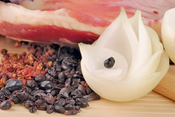 Ruwe lamsvlees met ui en kruiden — Stockfoto