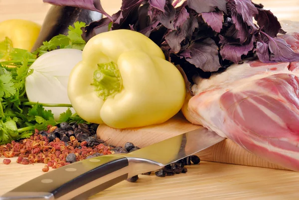 Jagnięce surowe mięso z cebulą i przyprawami — Zdjęcie stockowe