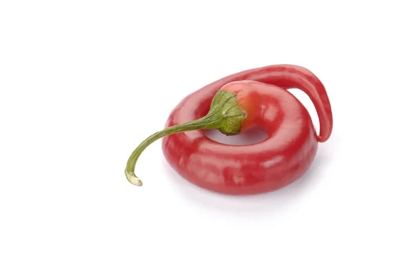 Zakrzywione papryka chili czerwony na białym tle — Zdjęcie stockowe