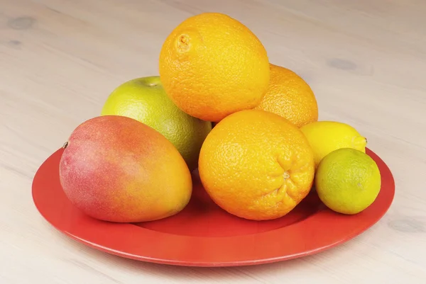 Trópusi gyümölcs az asztalon egy tál — Stock Fotó