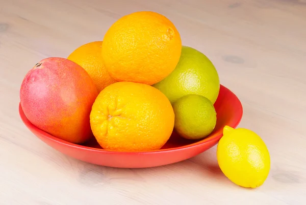Frutas tropicales en un tazón sobre la mesa — Foto de Stock