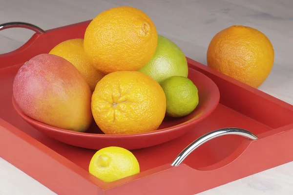 热带水果放在桌上的一个碗里 — 图库照片