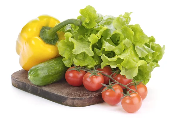 Cherry Tomaten, salade en paprika op cutting board geïsoleerd op — Stockfoto