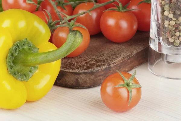 Cherry tomaten op een snijplank op tafel — Stockfoto