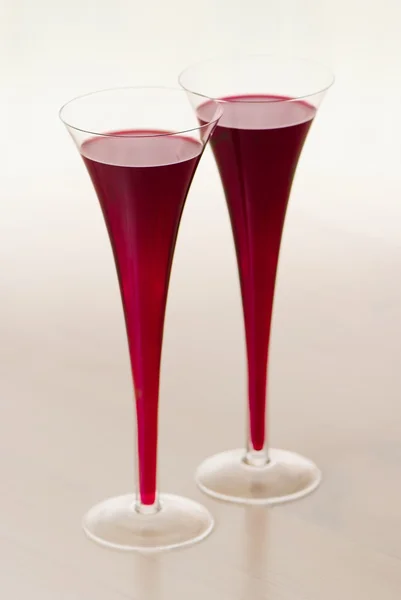 Dos copas de vino tinto sobre la mesa — Foto de Stock