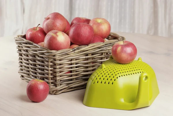 Vörös alma kosárban az asztalon — Stock Fotó