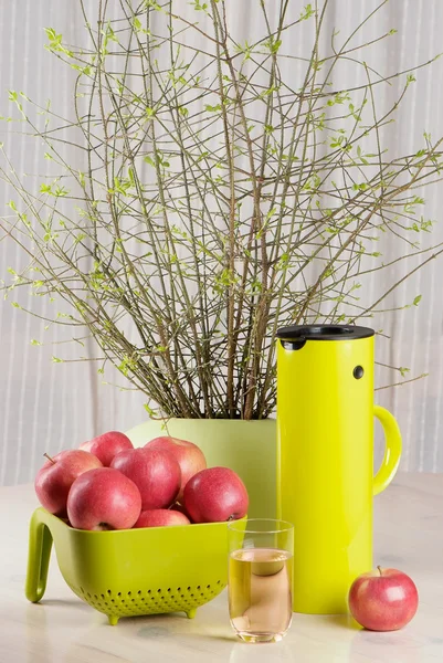 Apel, segelas jus dan kendi termos di atas meja — Stok Foto
