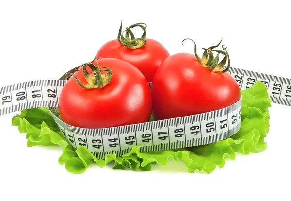 Tomaten mit Maßband und Salat — Stockfoto