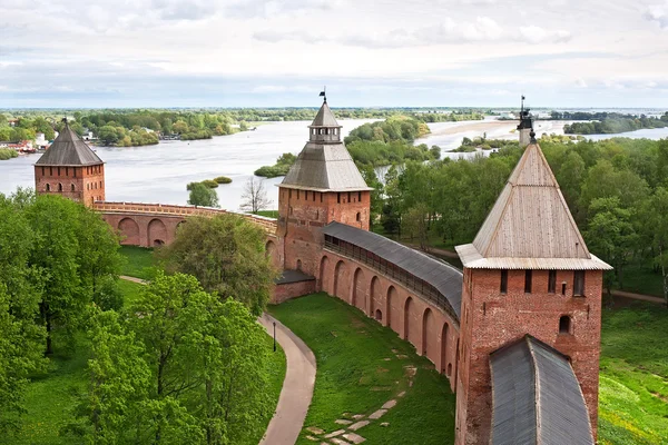 Vecchie torri del Cremlino di Novgorod, Veliky Novgorod, Russia — Foto Stock