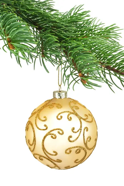 黄金饰品圣诞球在杉木树 — 图库照片