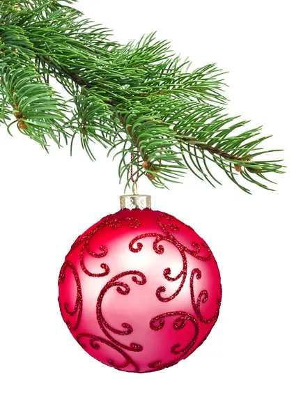 Weihnachtskugel mit rotem Schmuck in einer Tanne — Stockfoto