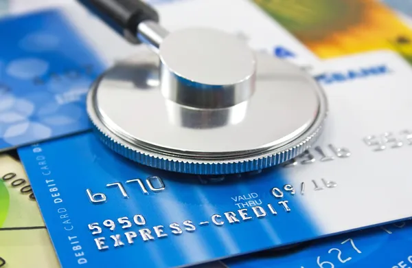 Um estetoscópio por cartões de crédito — Fotografia de Stock