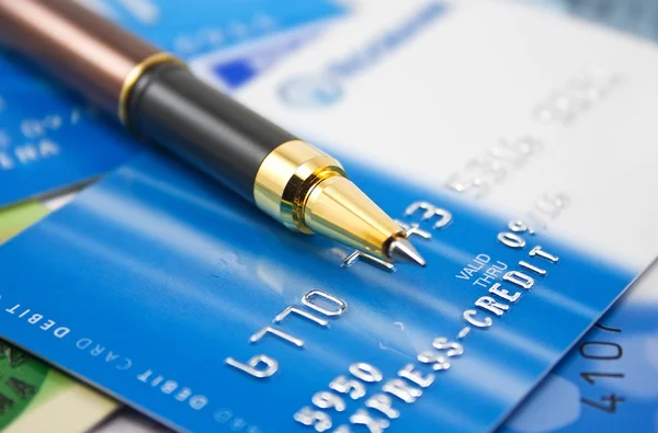 Cartões de crédito e caneta — Fotografia de Stock