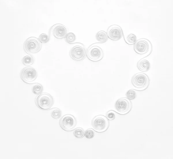 Handgefertigte Herzen aus weißem Papier auf weißem Hintergrund. Quilli — Stockfoto