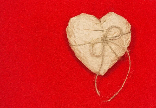 Καρδιά από χαρτί σε κόκκινο φόντο — Φωτογραφία Αρχείου