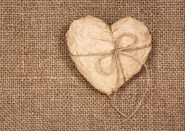 Corazón de papel en una arpillera — Foto de Stock