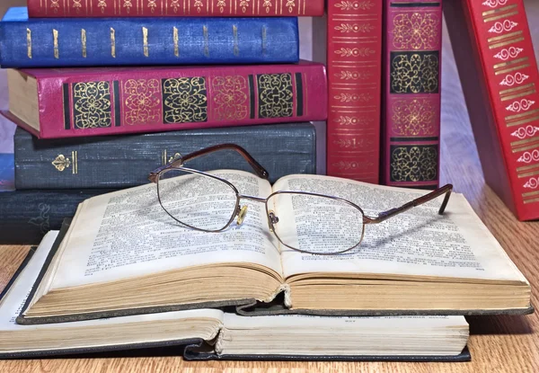 Livros vintage com óculos — Fotografia de Stock
