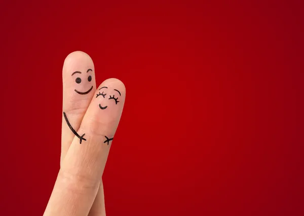 Verliebtes Paar mit gemaltem Smiley und Umarmung — Stockfoto