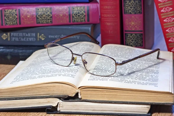 Εκλεκτής ποιότητας βιβλία με γυαλιά σε ξύλινο τραπέζι — Φωτογραφία Αρχείου