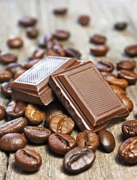 Chicchi di caffè e cioccolato — Foto Stock