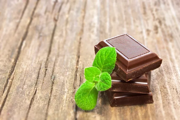 Mörk choklad med färsk mynta blad — Stockfoto